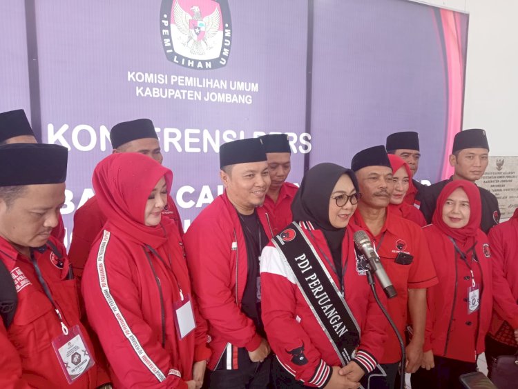 PDIP Jombang usai menyerahkan berkas bacaleg di kantor KPU Jombang/RMOLJatim