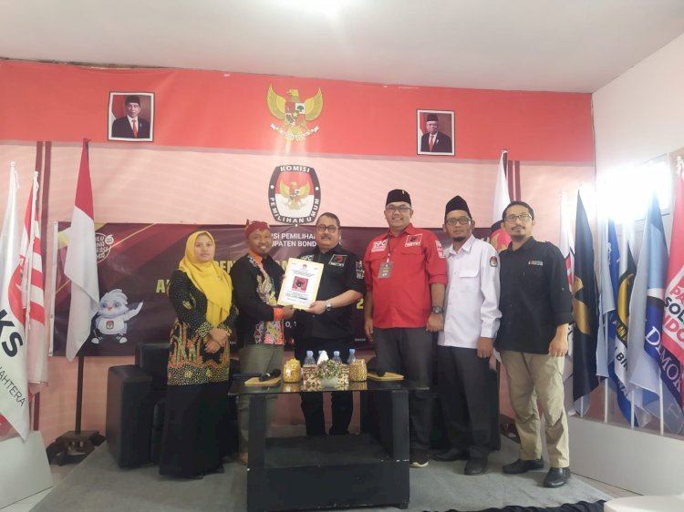 DPC PDIP Bondowoso saat daftarkan Bacaleg di KPU Bondowoso/ist