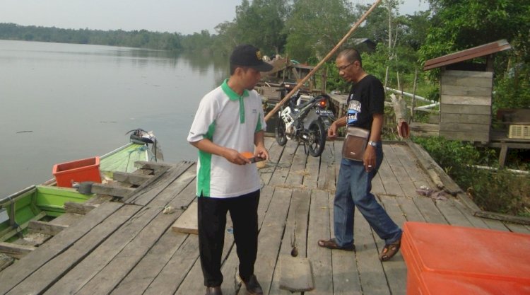 Prof Dr Ali Masduqi ST MT (kiri) saat melakukan survei air baku di Kabupaten Berau, Kalimantan Timur/Ist