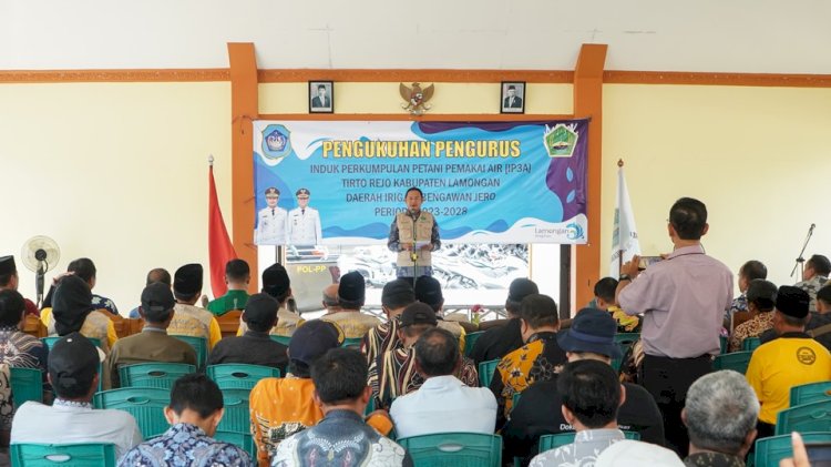 Bupati Lamongan Yuhronur Efendi saat mengukuhkan  pengurus Perkumpulan Petani Pemakai Air/RMOLJatim