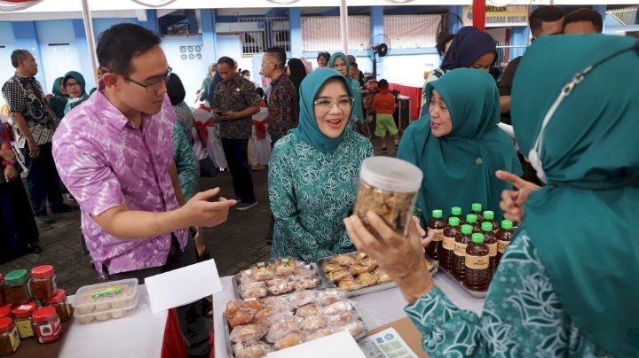 Teks foto: Rini Indriyani menyambut hangat kedatangan Tim Penilaian Pola Hidup Bersih dan Sehat) dan LBS Tingkat Provinsi Jawa Timur Tahun 2023, di Kelurahan Balongsari, Kecamatan Tandes, Surabaya/ist