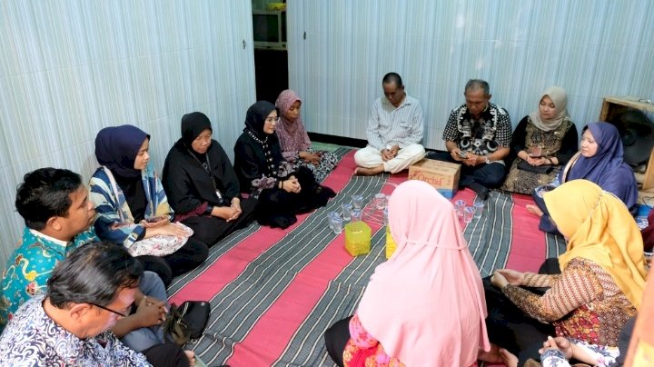 Teks foto: Rini Indriyani takziah ke rumah korban pembunuhan berinisial N yang ditemukan meninggal di Gudang Peluru, Jalan Kedung Cowek, Surabaya/ist