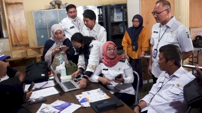 Teks foto: Irvan Wahyudrajad didampingi Lasidi saat meninjau pelayanan pengurusan IMB di Balai RW/RMOLJatim