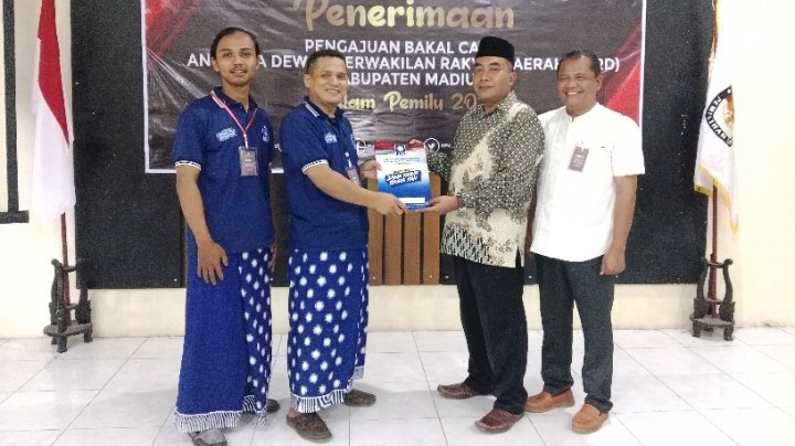 Keterangan foto : Ketua PAN kabupaten Madiun Numan Iskandar (kaos biru) foto bersama Ketua dan staff KPU usai pendaftaran/ RMOLJatim