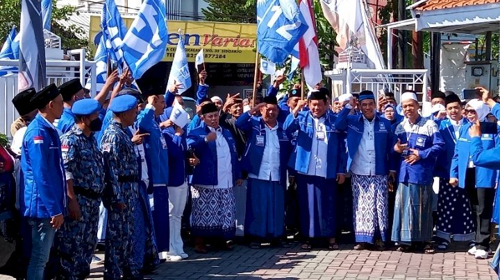 Keterangan Foto: Rombongan PAN Sidoarjo saat mendaftar caleg ke KPU Sidoarjo /RMOL Jatim