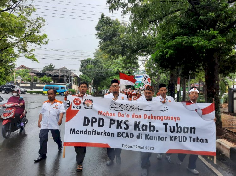 Para kader dan simpatisan PKS mengiringi Bacaleg PKS mendaftarkan di KPU Tuban/RMOLJatim