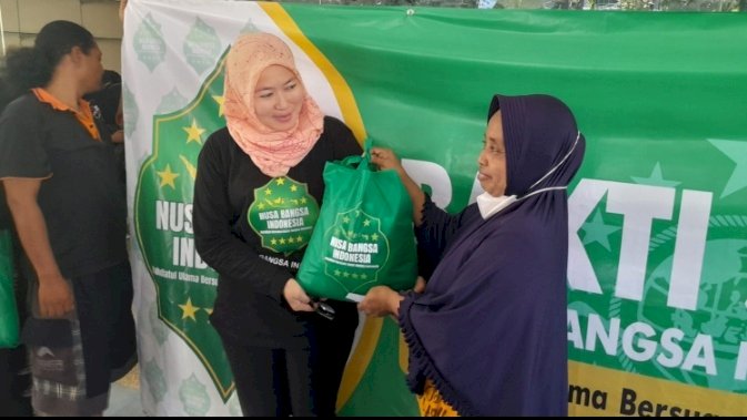 Bagikan paket sembako ke rakyat dhuafa/RMOLJatim