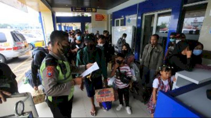 Arus mudik di Tanjung Perak 