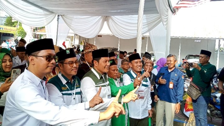 Keterangan Foto: Bupati Ahmad Muhdlor dan Wabup Subandi saat mengantar bacaleg PKB ke KPU Sidoarjo (RMOL Jatim)