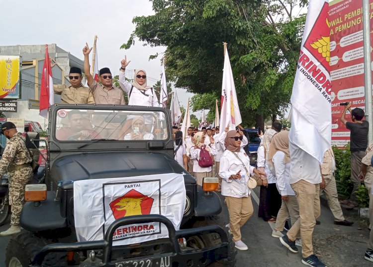 Rombongan bacaleg Partai Gerindra saat mendaftar ke KPU Sidoarjo/RMOLJatim