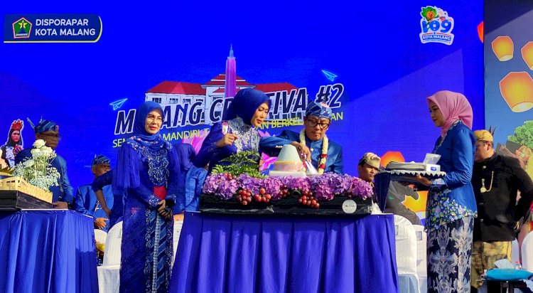   Wali Kota Malang, Drs.H. Sutiaji saat memotong tumpeng /RMOLJatim