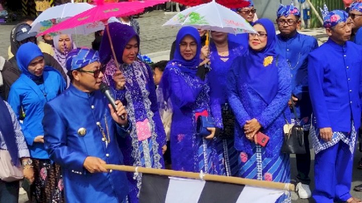 Wali Kota Malang, Drs.H. Sutiaji saat berangkatkan ribuan peserta Pawai Tumpeng/RMOLJatim