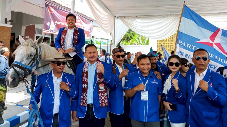 Keterangan Foto: Rombongan Partai Demokrat menunggangi kuda saat mendaftar ke KPU Sidoarjo 
