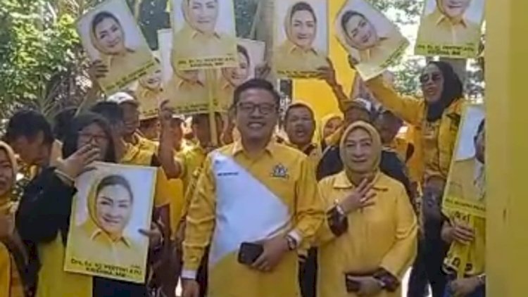 Teks Foto: Pertiwi Ayu Krishna (kanan) bersama Ketua DPD Golkar Surabaya Arif Fathoni menuju KPU Surabaya/RMOLJatim