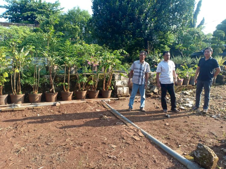 Suwandi bersama Rian Arryfiadi di lahan tanah yang masih sengketa/ist