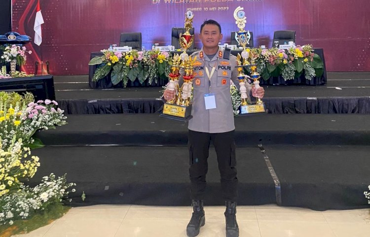 Kapolres Madiun AKBP Anton Prasetyo usai menerima penghargaan/ist
