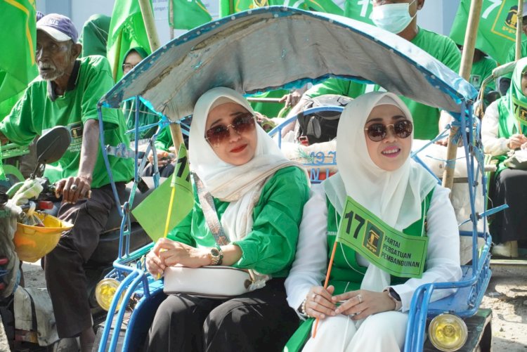 Ketua DPC PPP Jombang Ema Ummiyatul Chusna naik becak/RMOLJatim