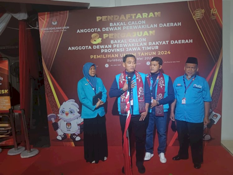 Ketua DPD Gelora Jatim M Sirot mendaftarkan Bacaleg ke KPU Jatim/ist