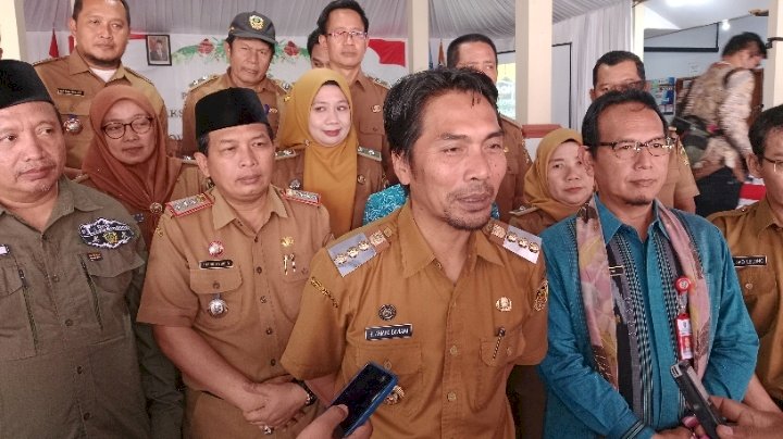 Keterangan foto : Bupati Madiun H Ahmad Dawami usai menyambut kedatangan tim penilai provinsi lomba desa Gotong Royong di desa Kedondong/RMOLJatim 