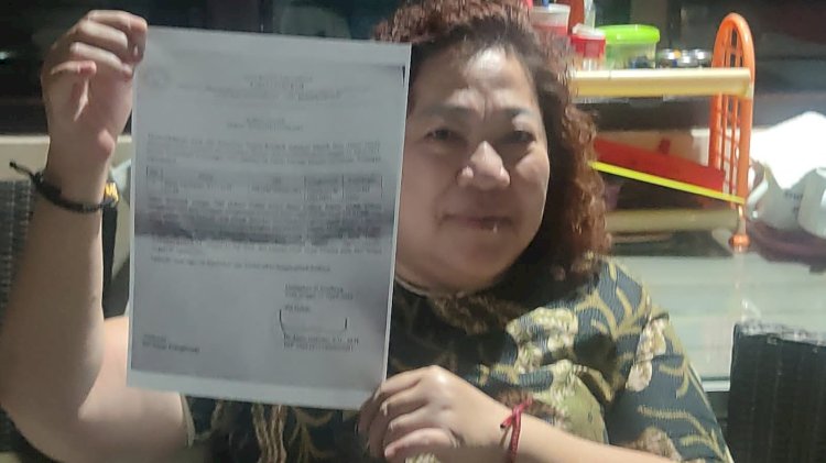 Mety Oesman tunjukkan copy surat tugas dari Plh Dekan FH Unair/dok pribadi