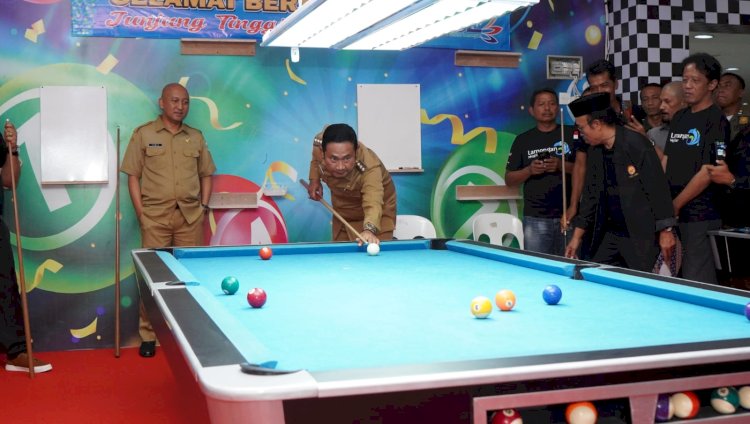Bupati Yuhronur Efendi saat membuka turnamen biliar 2023, di Plaza Lamongan/Ist