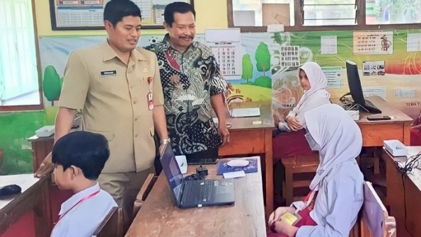 Kadisdikbud Kota Malang, Suwarjana, SE, MM saat Meninjau salah satu sekolah/Ist