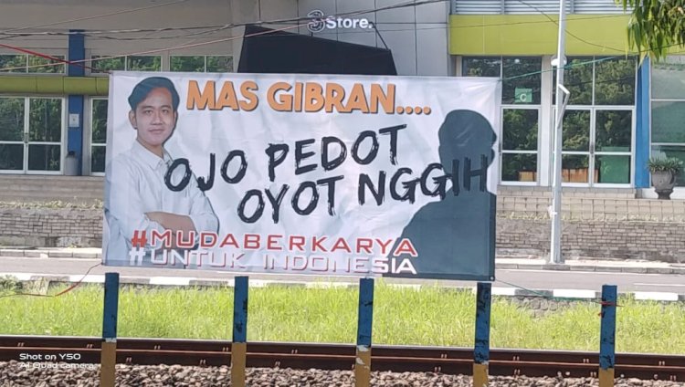 Spanduk Gibran jalan A Yani Surabaya 