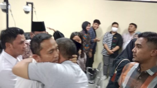 Teka foto: Abdul Hamid dan Ilham Wahyudi menemui keluarganya setelah menerima vonis dari hakim pengadilan Tipikor Surabaya/RMOLJatim