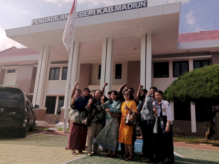 Sebagian masyarakat Dungus Madiun usai menyaksikan persidangan di Pengadilan Negeri Kabupaten Madiun/RMOLJatim