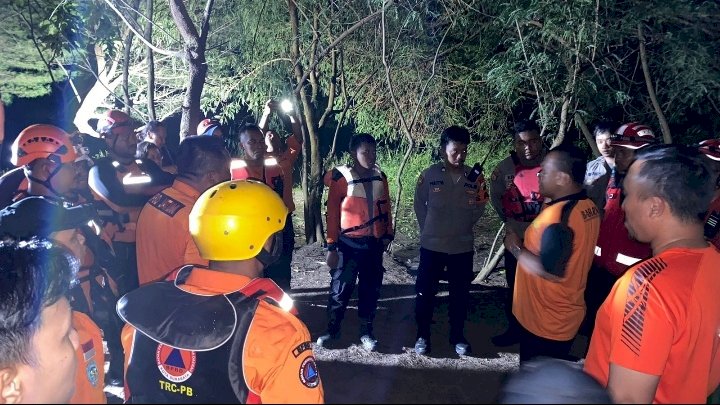 Tim dari Polrestabes Surabaya bersama BPBD