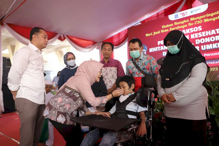 Wali Kota Eri bersama istri meninjau baksos Pelayanan Kesehatan, Pemberian Bantuan Alat Kesehatan di Gelora Pancasila/RMOLJatim