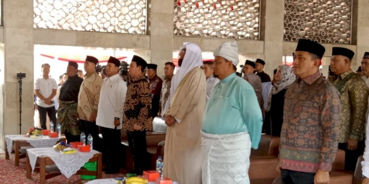 Prabowo Subianto (kemeja puith) saat hadiri acara BKPRMI, Dunia Melayu Dunia Islam (DMDI), dan Yayasan Prabowo Subianto di Selasar Masjid Istiqlal, Kamis (18/5)/RMOL