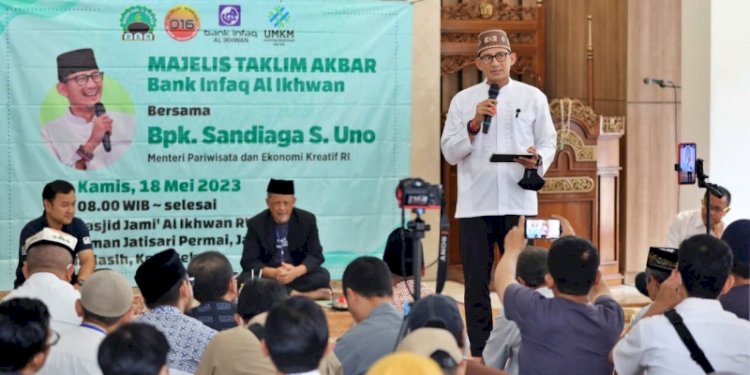 Menteri Pariwisata dan Ekonomi Kreatif, Sandiaga Salahuddin Uno saat menghadiri halal bihalal di Masjid Jami Al Ikhwan, Kota Bekasi, Jawa Barat/Ist