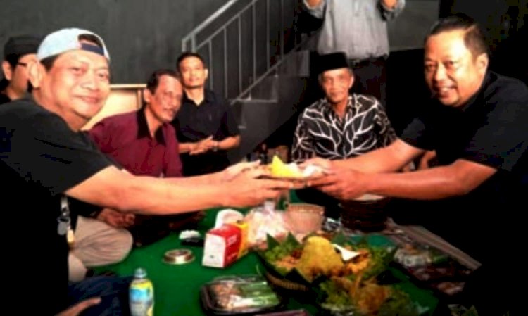 Prof Kiki saat memberi tumpeng kepada Noorman Susanto yang kini ditunjuk sebagai Kepala kantor Relawan Republik Damai (REDAM), Magetan, Jawa TimurTimur/RMOLJatim