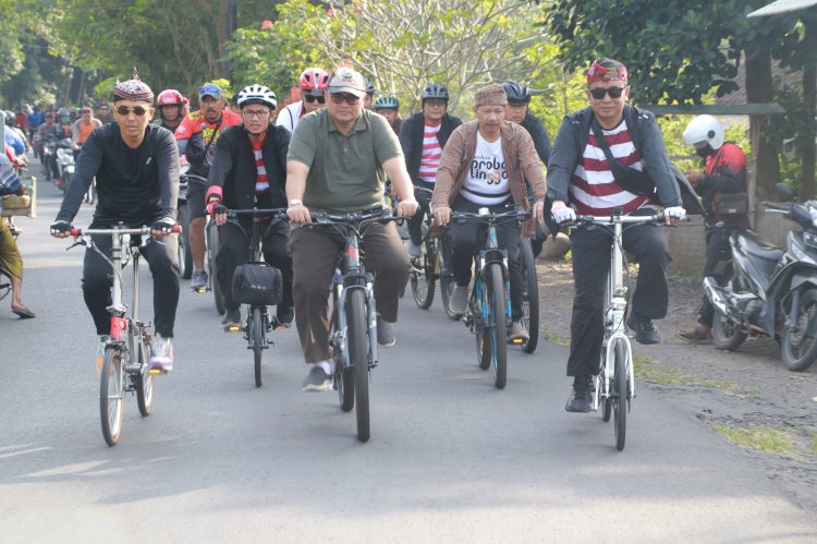 Wakil Bupati Probolinggo Drs HA Timbul Prihanjoko  saat gowes bareng/IST