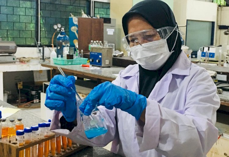Prof Dra Ratna Ediati MS PhD saat melakukan penelitian uji MOF di Laboratorium KME Departemen Kimia ITS/IST