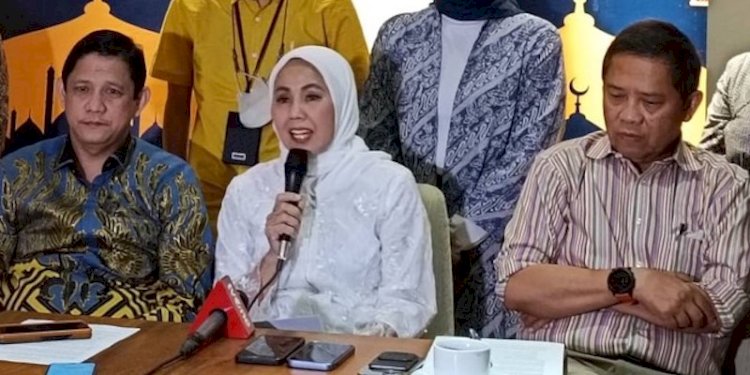 Ketua Umum Ikatan Alumni Unpad Irawati Hermawan (tengah) didampingi Sekjen MQ Iswara (kiri) dan Ketua Dewan Penasihat Rudiantara.   