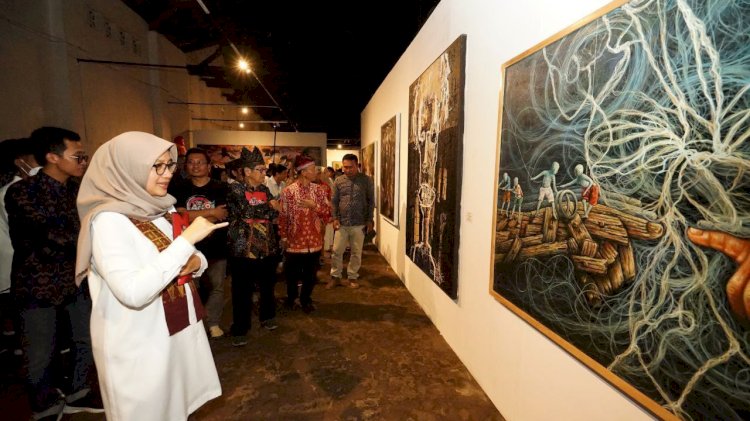 Bupati Ipuk nampak menikmati pameran lukisan Artos Nusantara/Humas Pemkab Bwi