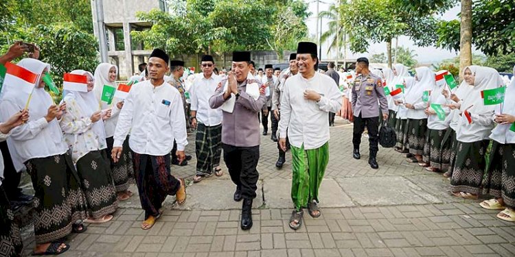  Kapolri Jenderal Listyo Sigit Prabowo bertemu dengan santri Pesantren Subhanul Wathon saat menghadiri Halal Bihalal Rabithah Ma'ahid al-Islamiyah (RMI) PWNU Jawa Tengah, Sabtu (20/5)/Ist