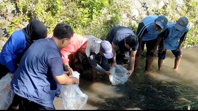 caption : Saduluran Salawase Center (SSC) mengadakan kegiatan bersih sungai dan edukasi mitigasi kebencanaan. foto : istimewa.