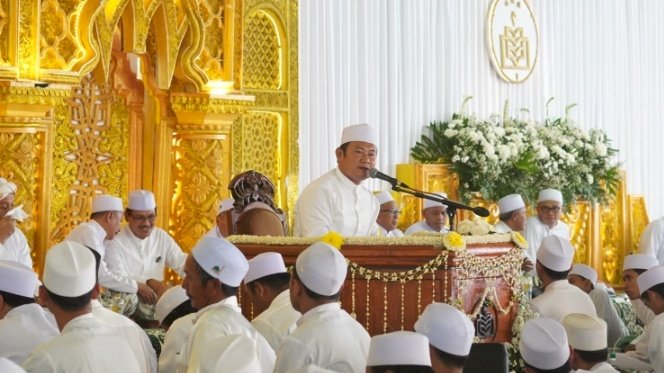 Bupati Lamongan Yuhronur Efendi saat ikuti dzikir Maulid Nabi Muhammad SAW bersama Jamaah Majelis Dzikir Al-Khidmah di Alun-Alun Lamongan 