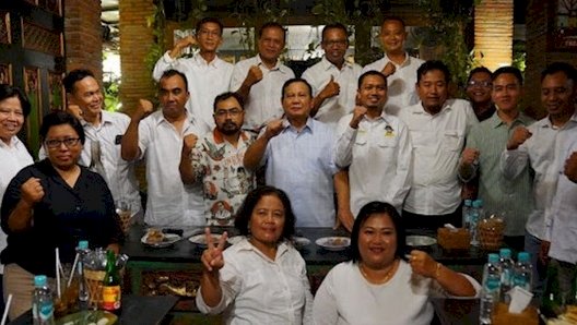 Ketua Umum Partai Gerindra Prabowo Subianto dan putra sulung Presiden Joko Widodo, Gibran Rakabuming Raka hadir saat relawan menyatakan dukungan/Net