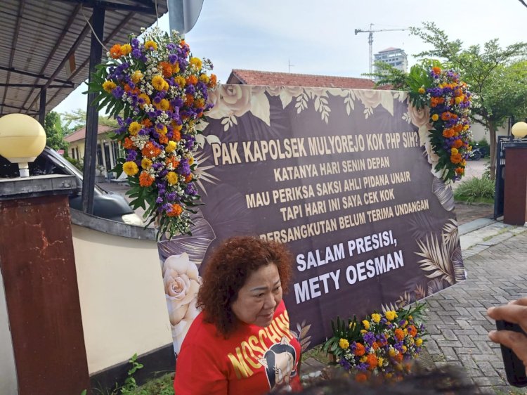 Mety Oesmn saat melakukan aksi solo mengirim karangan bunga ke Polsek Mulyorejo sebagai bentuk kekecewaan/Ist