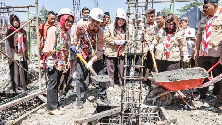 Teks foto: Peletakan batu pertama Pembangunan Gedung Pramuka Surabaya/ist