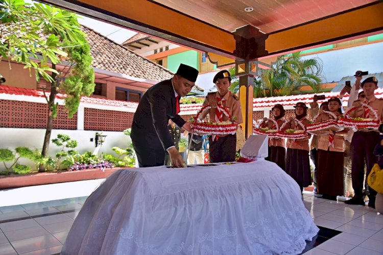 Wali Kota Eri saat tabur bunga di makam D. Soetomo/ist