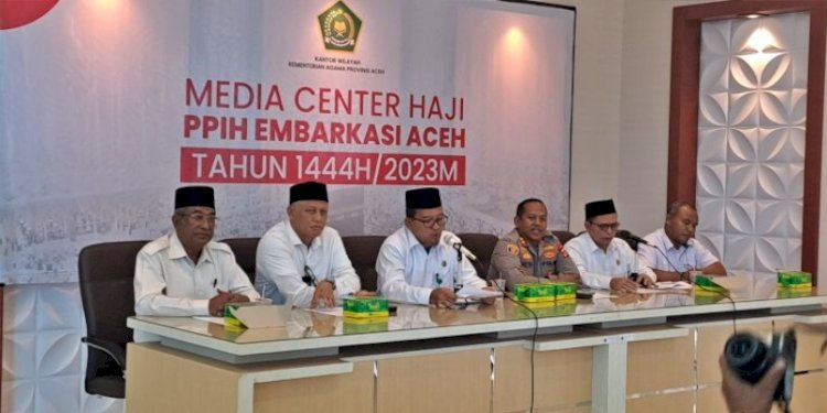 Kakanwil Kemenag Aceh, Azhari, saat menyampaikan keterangan pers di Asrama Haji Aceh/RMOLAceh.
