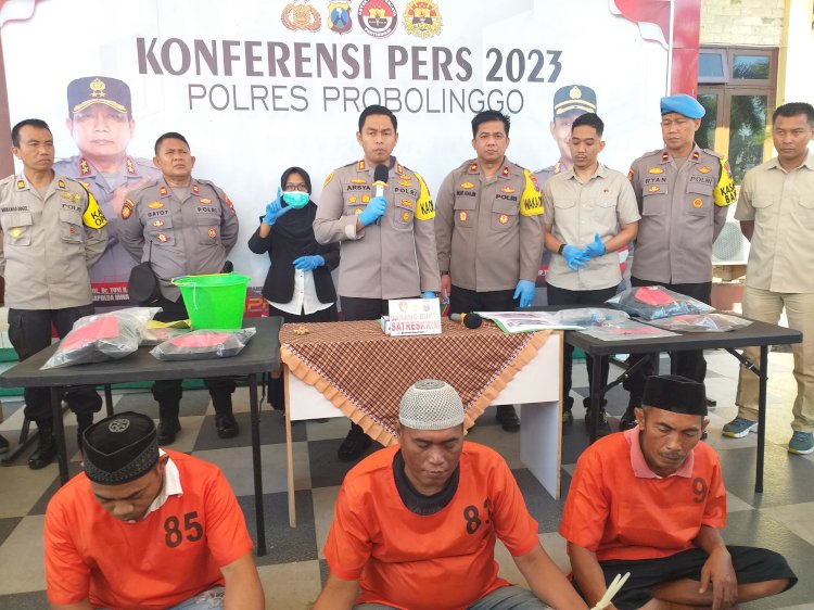 Kapolres Probolinggo beserta jajaran dan tiga tersangka saat rilis di depan loby Mapolres Probolinggo/RMOLJatim