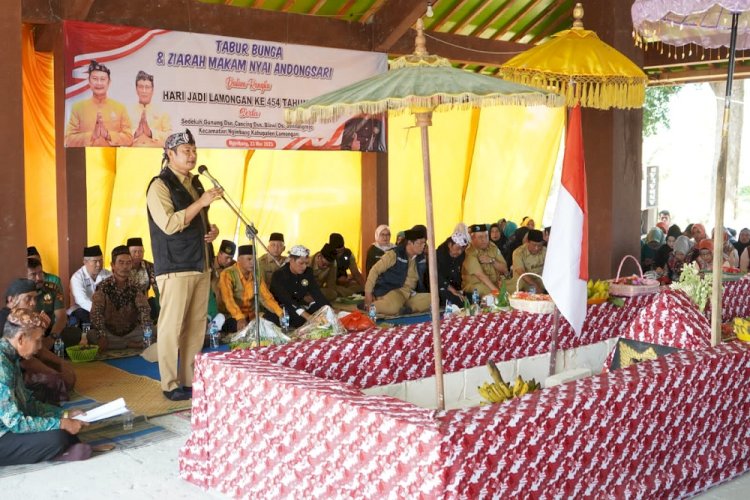 Bupati Lamongan Yuhronur Efendi saat ziarah di Makam Mbah Ratu  Nyai Andongsari ibunda Patih Gajah Mada/RMOLJatim