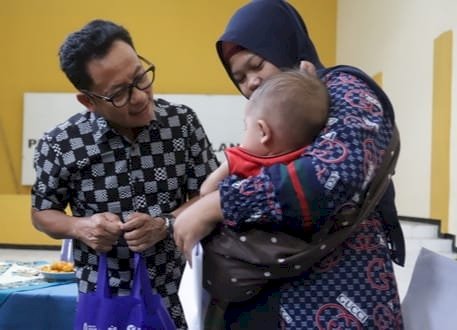 Wali Kota Malang, Drs. H. Sutiaji saat menyalurkan bantuan/Ist