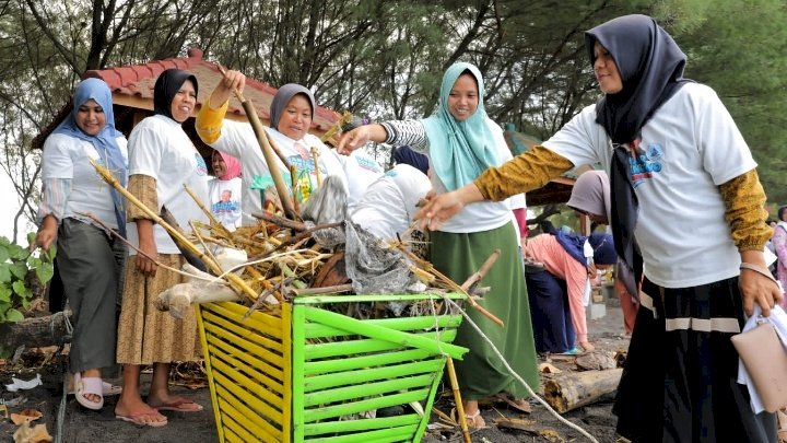 Nelayan bersih bersih pantai